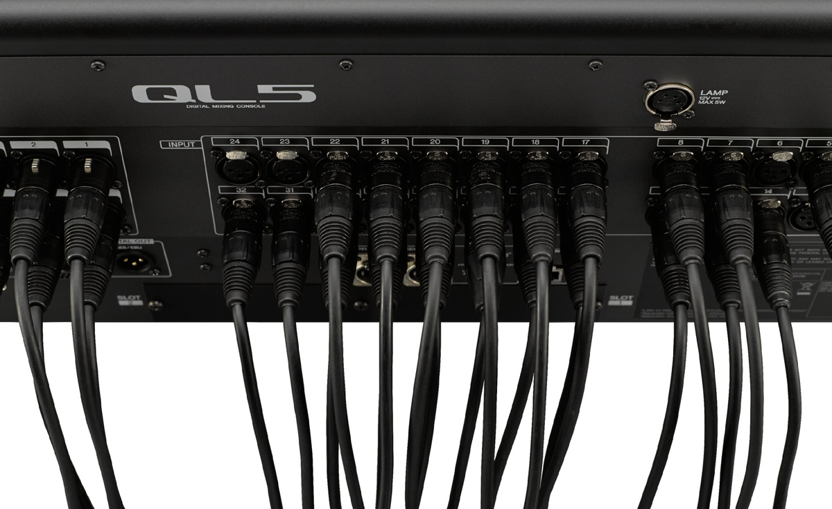Кабели подключённые к микшерной консоли Yamaha QL5