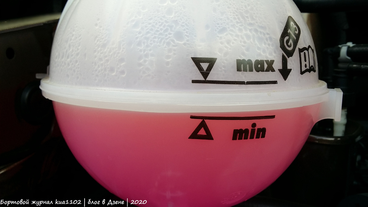 Вот так выглядит расширительный бачок с ОЖ автомобиля Volkswagen Polo Sedan. Автор фотографии kua1102