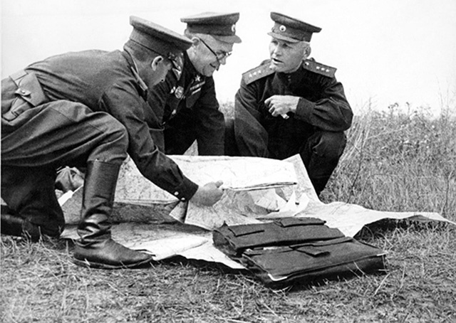 И.С. Конев (первый справа) с Г.К. Жуковым (в центре) на Курской дуге. Август 1943 г.