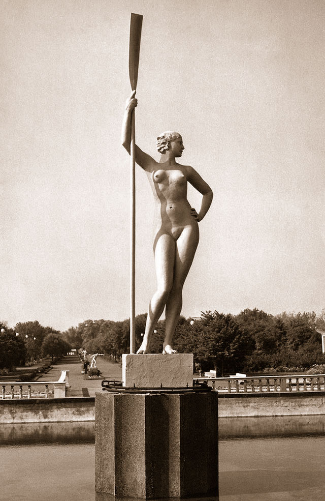 В парке монумент восьмиметровой высоты простоял с 1936 до 1941 года, когда он был разрушен во время бомбежки