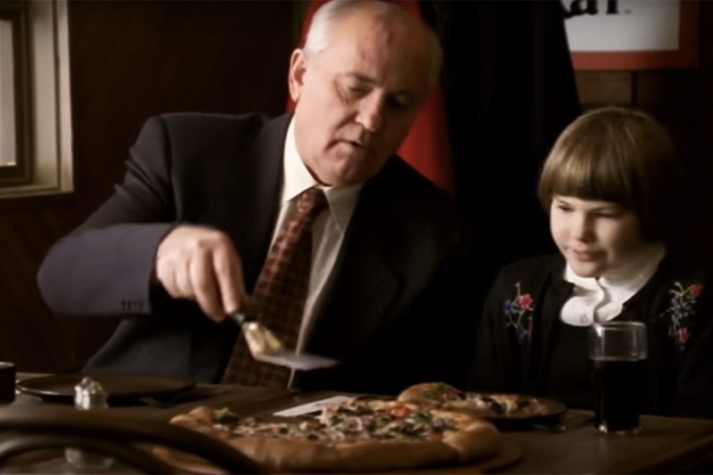 Фото Михаил Горбачев в рекламе пиццерии