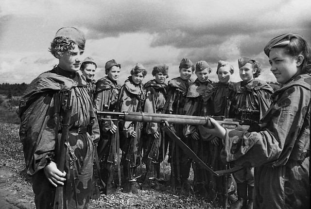 Фото: группа девушек-снайперов, добровольцы на фронте, источник "https://www.flickr.com/photos/183642232@N07/48808903708/in/pool-womenofww2/"