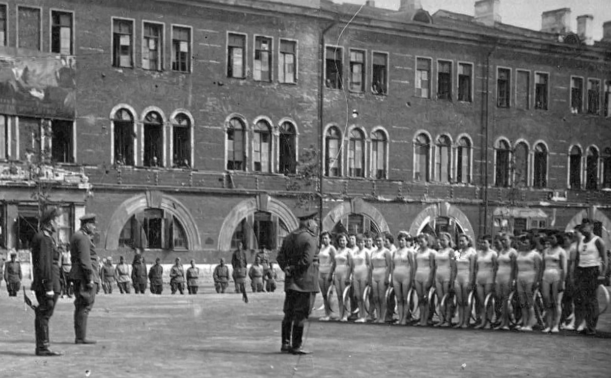 Фото:  построение женского батальона (рота) перед спортивным выступлением 36 зап. стр. дивизия, источник данные сайта "https://www.flickr.com/photos/156485615@N04/45524988762/in/pool-womenofww2/"