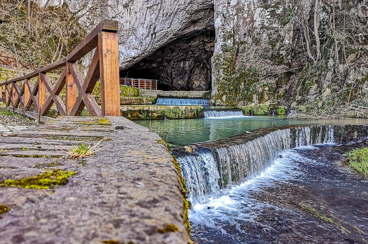Петничка пещера