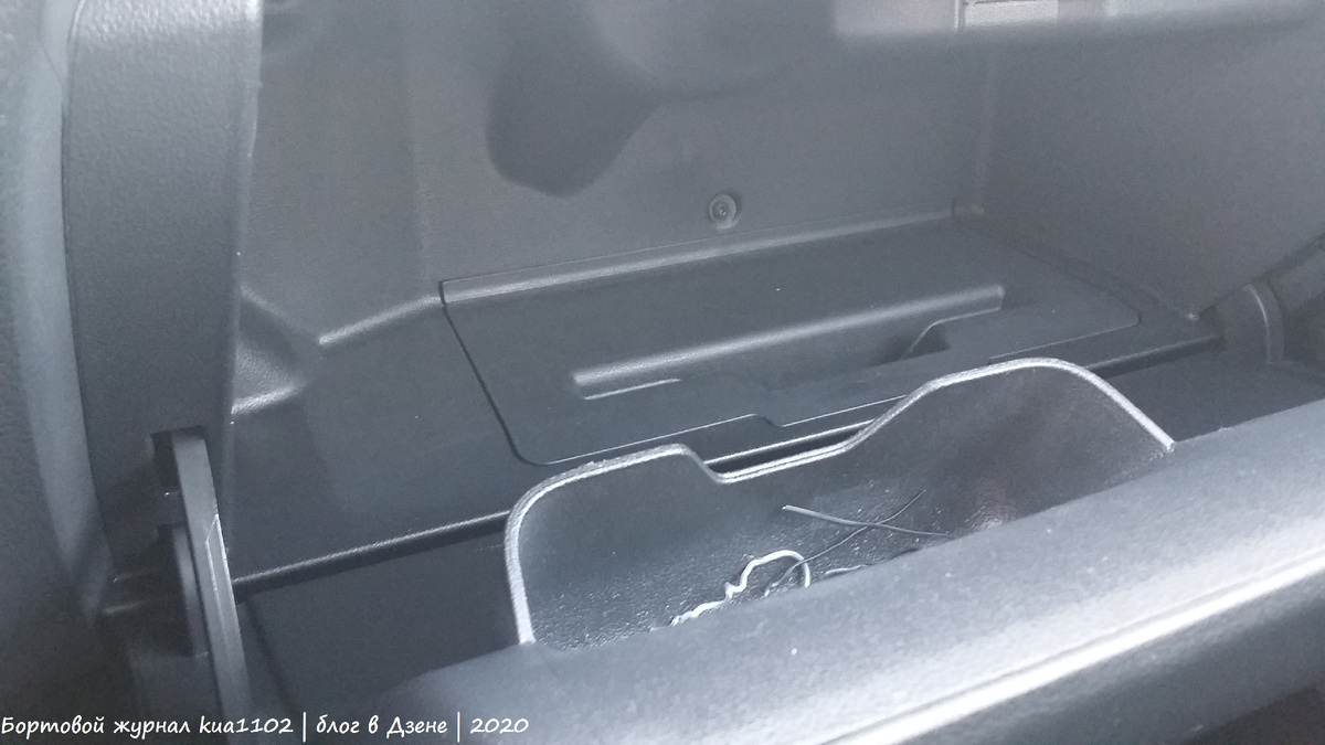 Очечник в Volkswagen Polo Sedan находится в бардачке, поэтому очки из него тяжело извлекать, находясь на водительском месте, плюс очки имеют свойство из него ускользать, когда закрываешь крышку бардачка. Автор фотографии kua1102