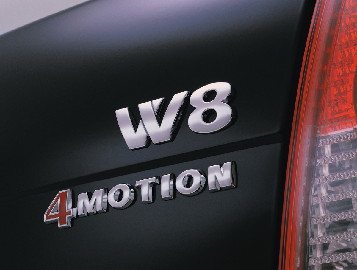 W8 4MOTION - надпись, означающая дубль-V образный двигатель с полным приводом на дифференциале типа Torsen - техонлогия Quattro. Фото - autowp.ru