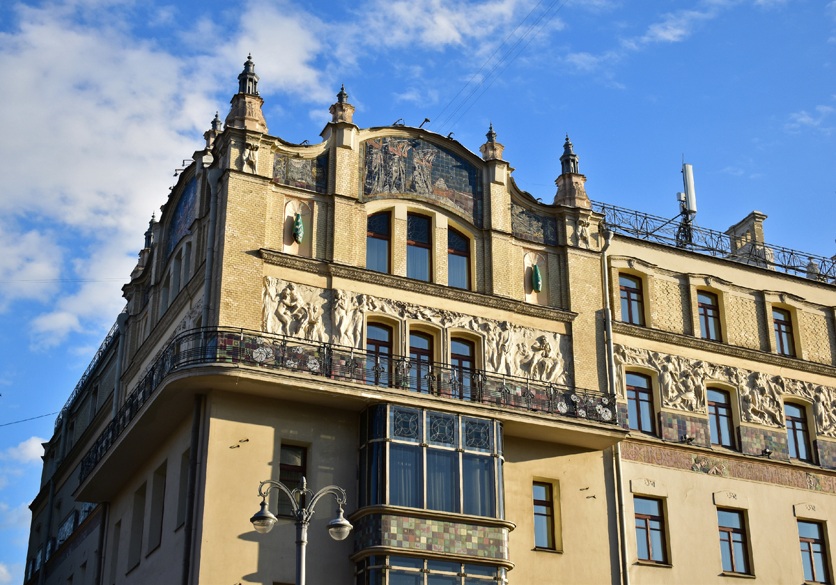 Фрагмент фасада гостиницы "Метрополь"