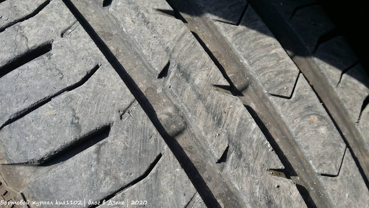 Выступающие "пластики" на дне канавки протектора являются опознавательными точками для оценки степени износа протектора. Автор фотографии kua1102