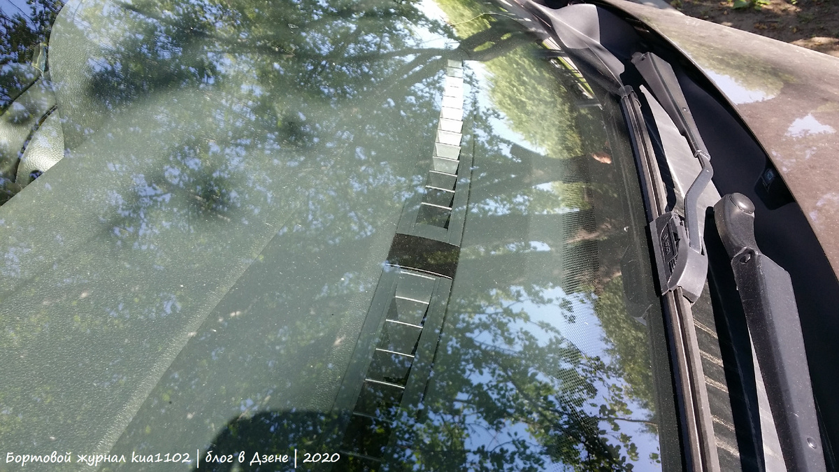 Вид на приборную панель Volkswagen Polo Sedan с внешней стороны лобового стекла. Автор фотографии kua1102