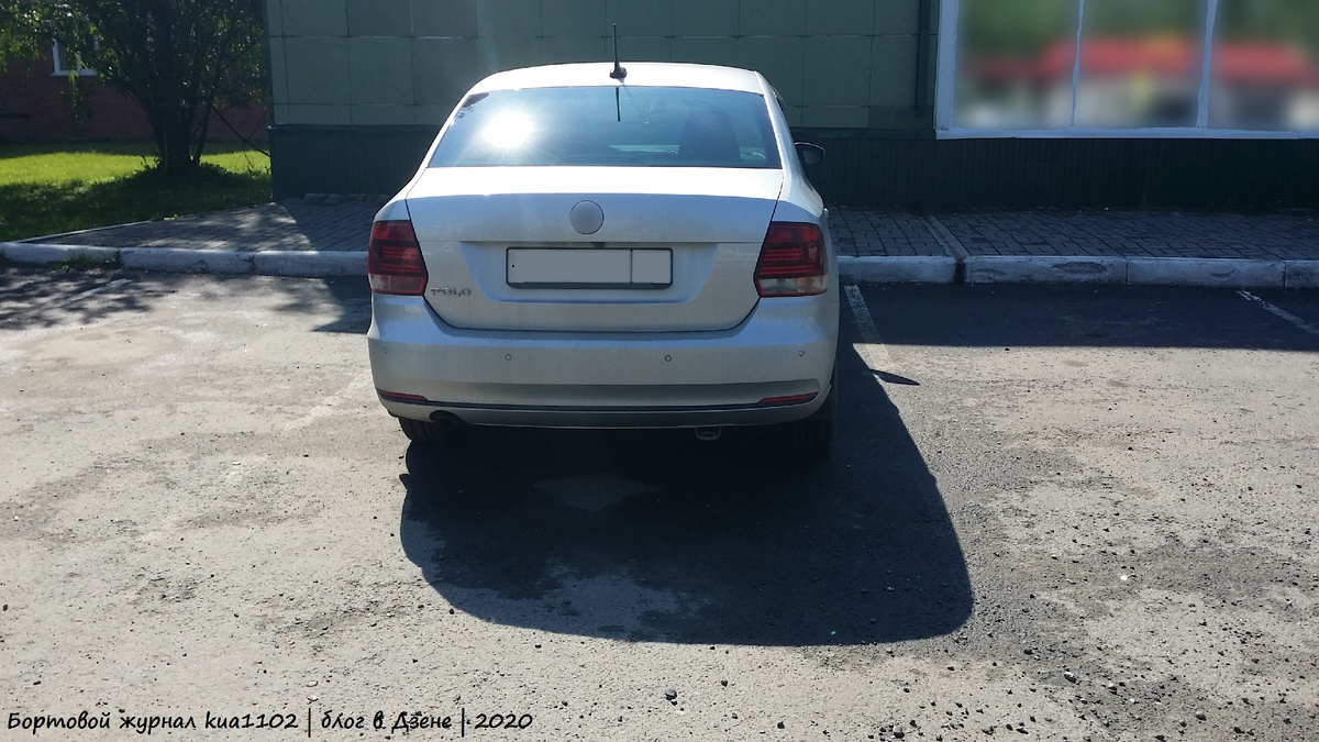Если рассматривать Volkswagen Polo Sedan сзади, то можно спутать дорестайлинговую версию (с двигателем CFNA(B)) и рестайлинговую (с двигателем CWVA (B)). Различить их визуально можно по форме антенны и замочной скважине багажника. На фото - рестайлинг. Автор фотографии kua1102