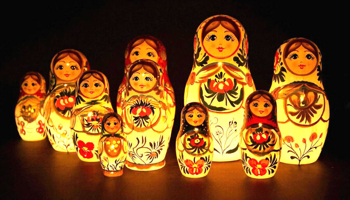 285. Светящаяся игрушка Матрёшка (изображение создано нейросетью Giga Chat telegram по запросу Петра М.). 