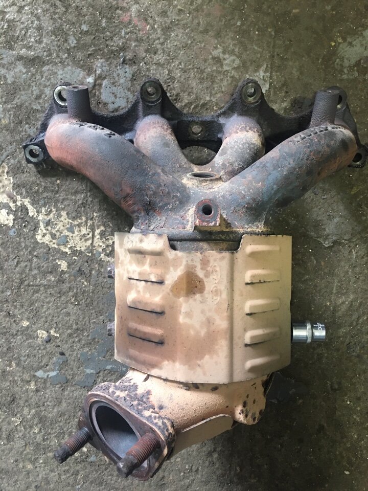 В данном случае выпускной коллектор с катализатором снят с Киа Рио 3 2013 года с мотором 1.4 литра (107 л.с.).