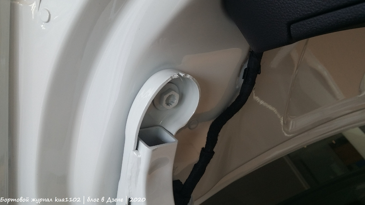 На крепежной петле видны отчетливые следы механической деформации. Автор фотографии kua1102