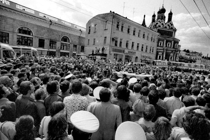 Людям было не до Олимпиады. Они переживали своё личное горе.