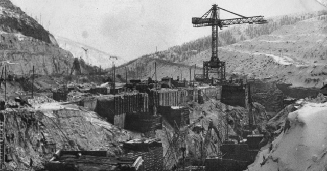 1935 г., ИЮНЬ. Инженер-гидротехник И. П. Морозов по заданию Дальстроя спустился по реке Бохапче и высадился вблизи нынешнего поселка Синегорье. Начались работы по выявлению гидроэнергетических ресурсов, топографических и геологических условий Колымы