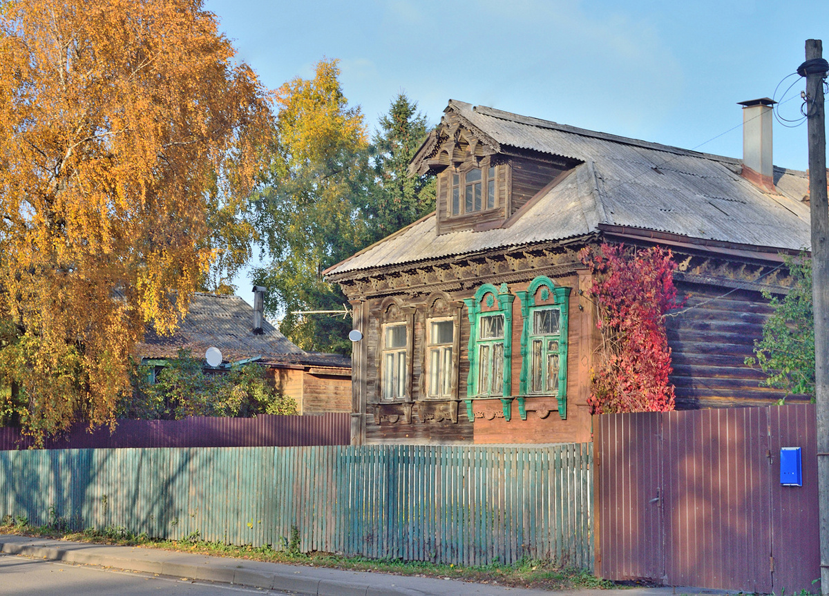 Деревянное домостроение в Москве: дом на двоих хозяев с мезонином. Фото: © Елена Перминова / Фотобанк Лори