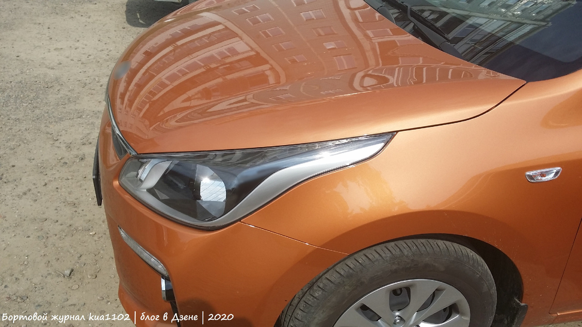 Сравнение вида сбоку головной оптики KIA Rio 3-го и 4-го поколений, на этой фотографии автомобиль 4-го поколения. Автор фотографии kua1102