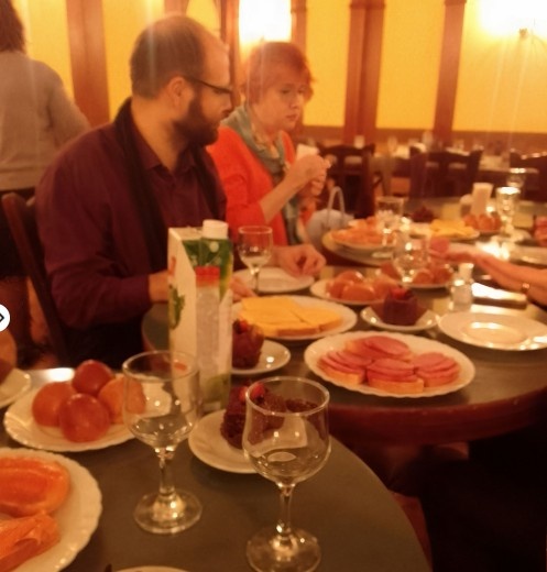 На этой фотографии хлеб точно есть, причём нарезанный! Это в подвале ЦДЛ, кстати