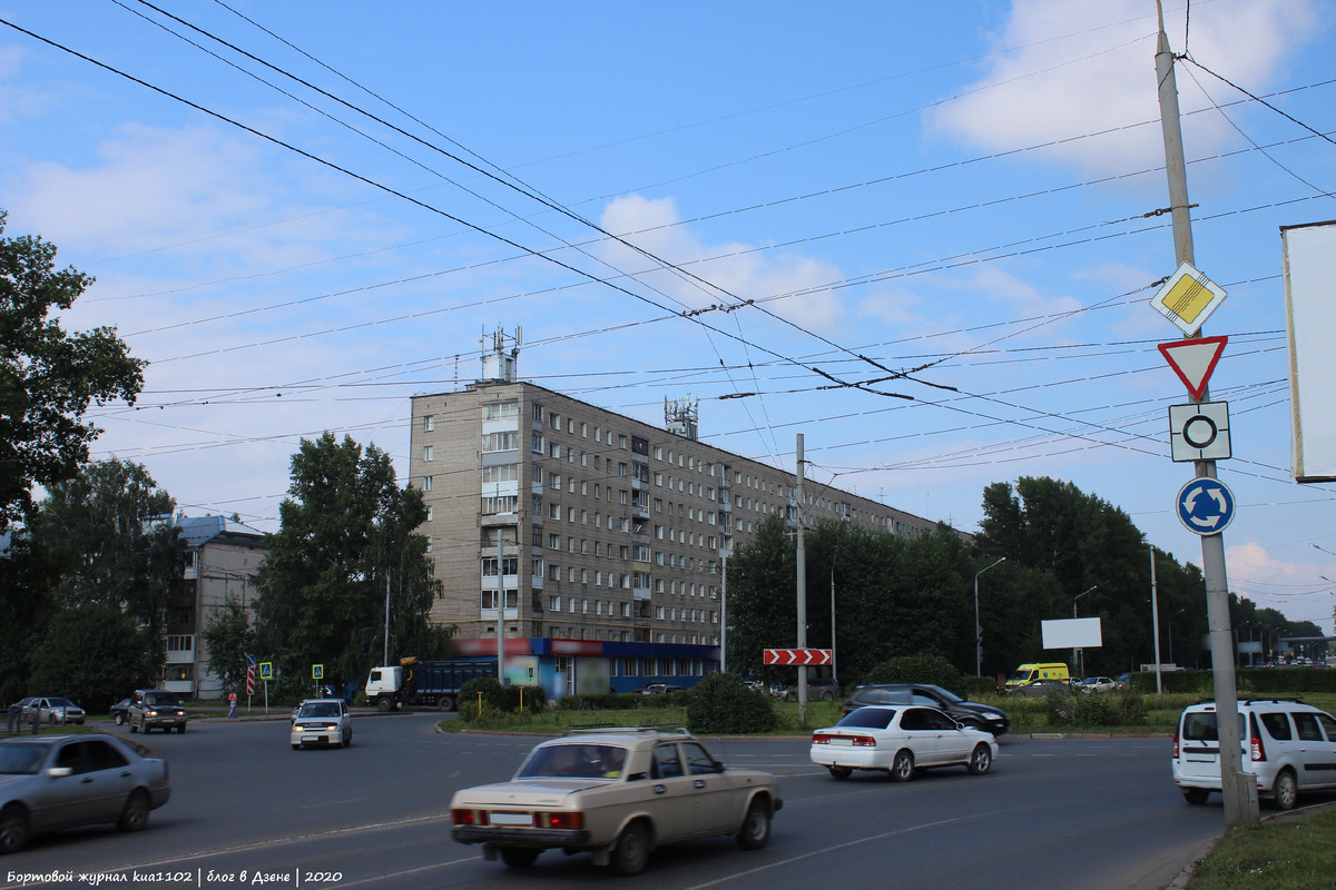 Типичный пример перекрёстка с круговым движением. Автор фотографии kua1102