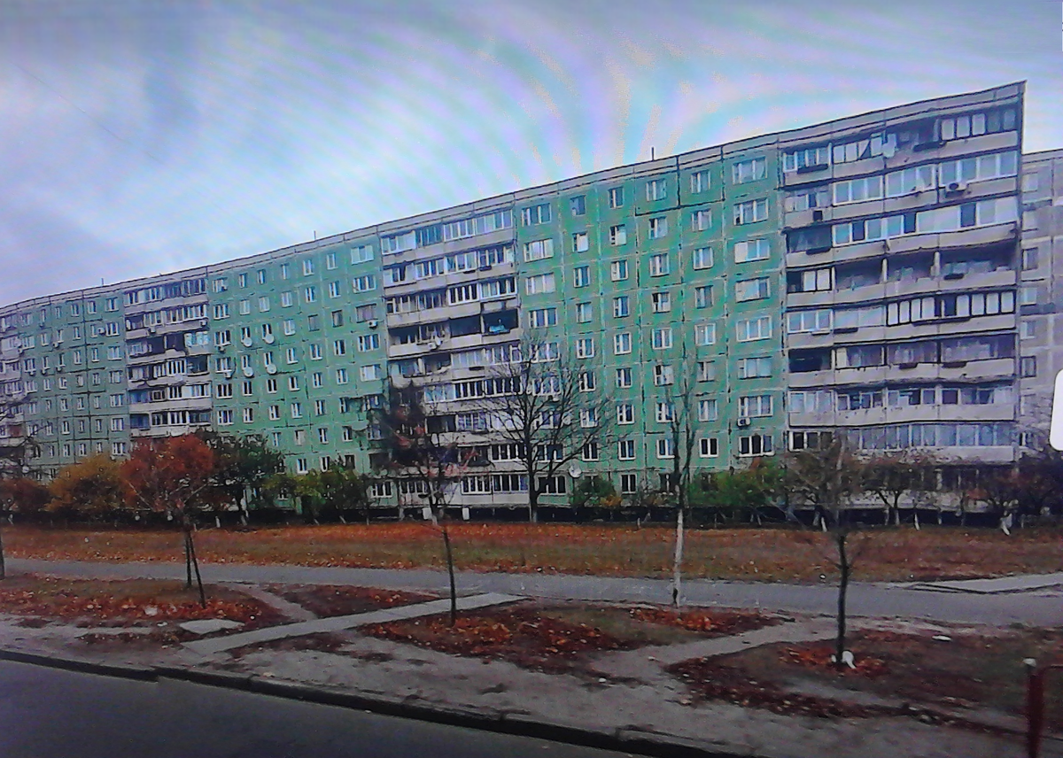 9-ти этажка 1971 года постройки очень старая в Которой Жили Анджела Быкина, Джинджер Быкин и Том Быкин. Три дурака вообщем то жили всю жизнь в Этом доме который находится на Дарницком бульваре 4 в Киеве.