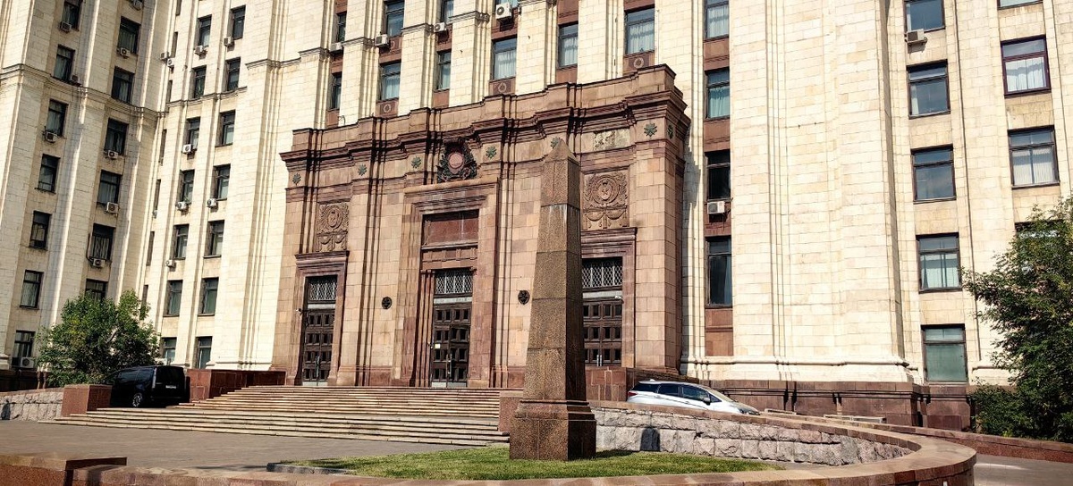 Входная группа отделана красным гранитом. Фото: Мир Квартир