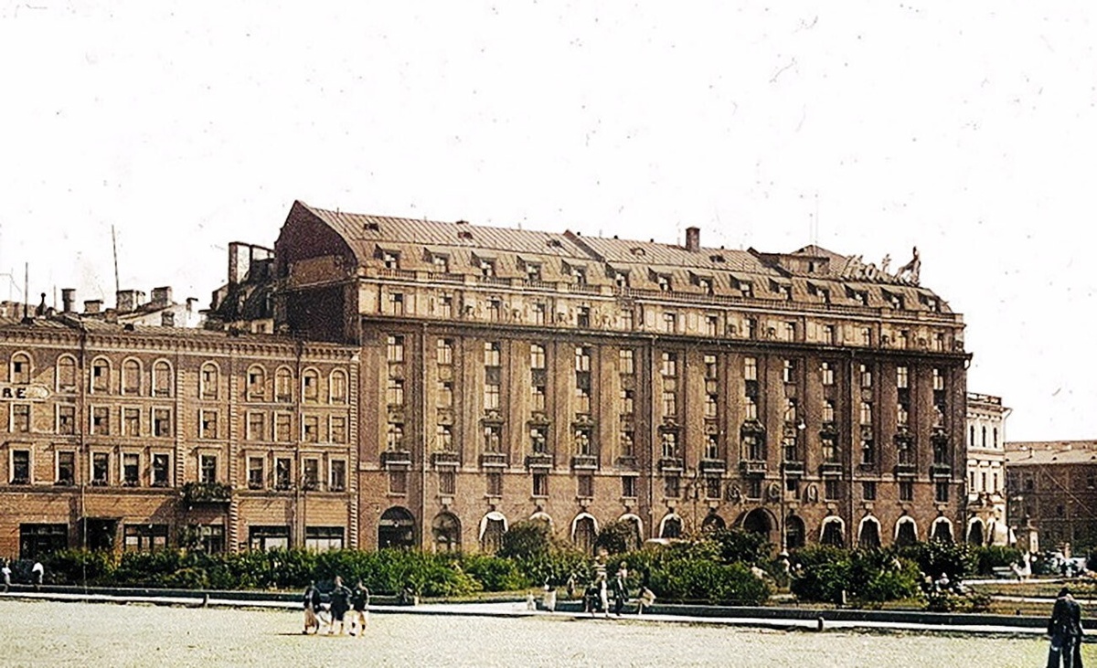 «Англетер» в 1930 году (по центру - "Астория"; "Англетер"  - "пристройка", что пониже)