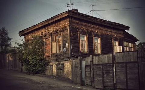 Дом похож на тот, в котором семья жила в Оренбурге. На первом (или цокольном) этаже было две квартиры и на втором - тоже две.