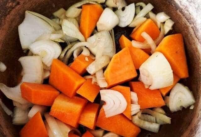 Поджарить тыкву, лук и чеснок