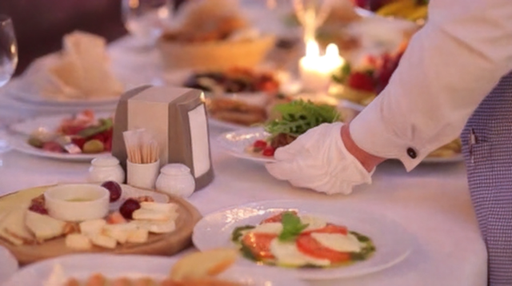 Официант подает блюдо