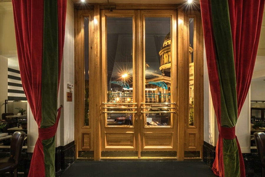 Выход из "Англетера" 