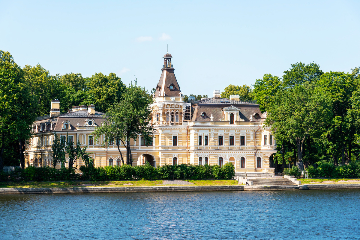 На Каменном острове были дачи у всех лучших людей империи. Фото: Дом Апраксина, © Александр Щепин / Фотобанк Лори