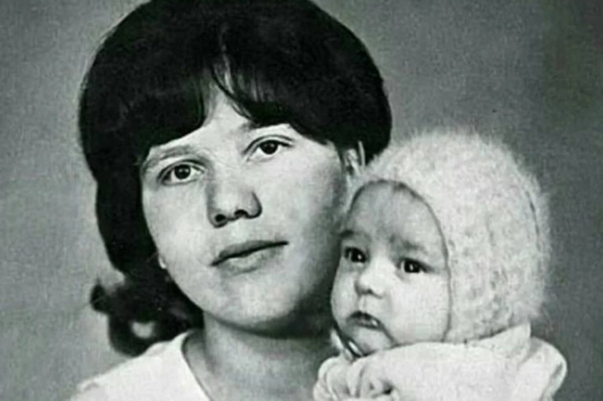 Юрий Шатунов с матерью. 1974