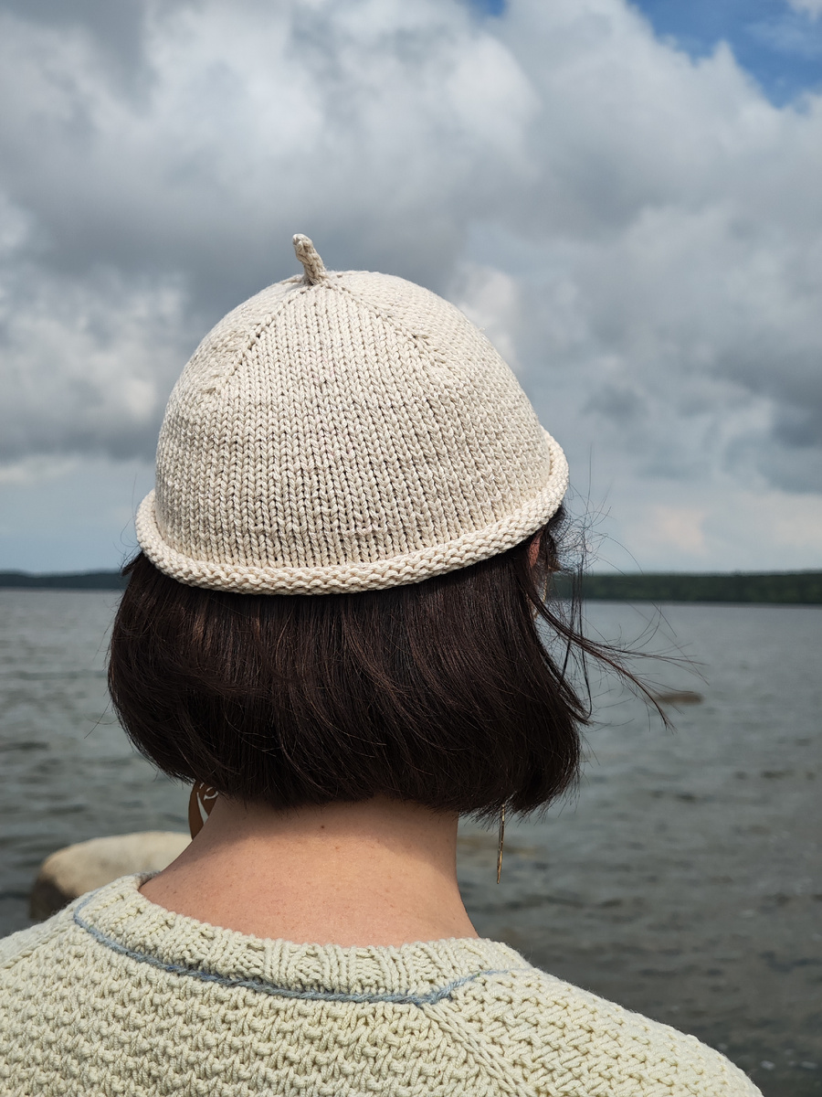 Трендовая шапка с пипкой, на 4 клина связанная лицевой гладью (фото из личного архива)