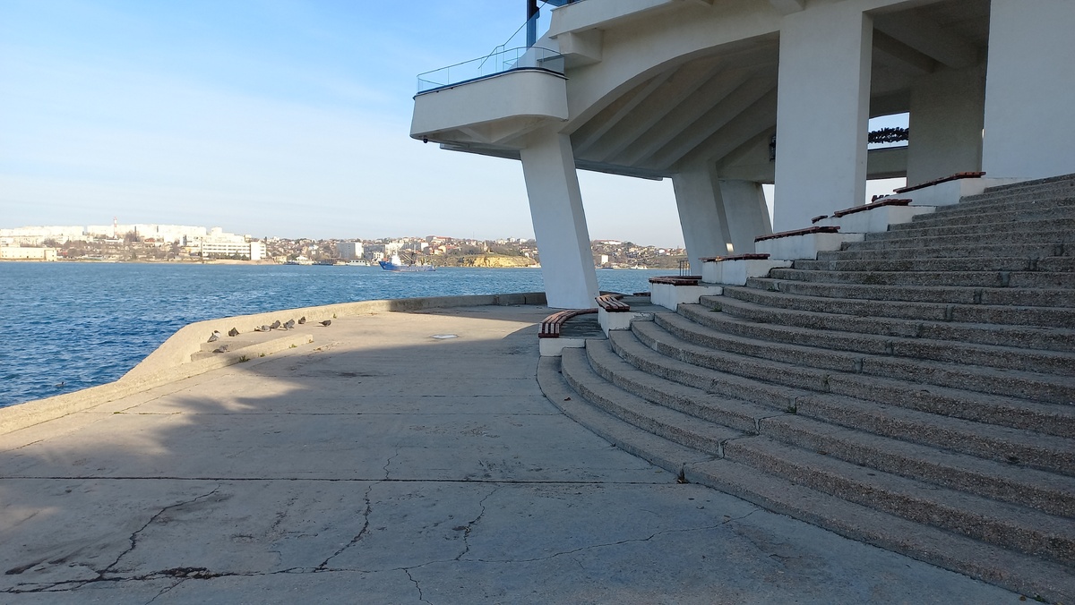 Та самая третья лавочка от моря. Фото из архива автора