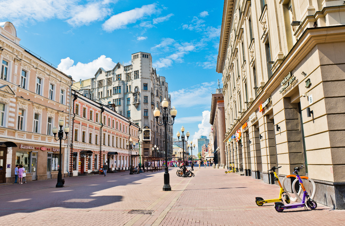 Арбат остаётся одной из самых узнаваемых пешеходных улиц Москвы – одновременно туристической точкой притяжения и частью большого исторического района