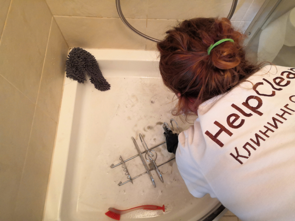 Клинер компании HelpClean за работой