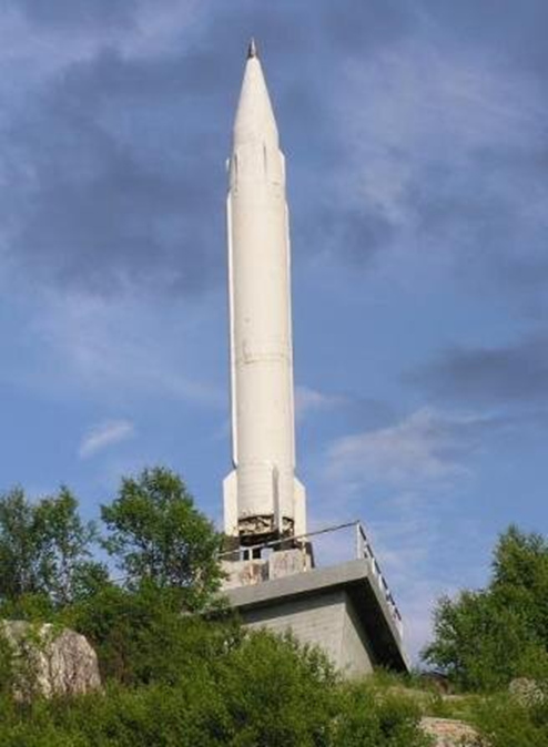 Баллистическая ракета Р-13 на постаменте памятного знака «Ракета» в честь 25-летия Североморска