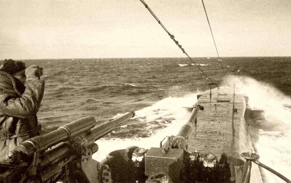 1941, 9 декабря - Подводная лодка Северного флота «К-22» (командир - капитан 3 ранга В.Н. Котельников) артиллерийским огнем потопила транспорт противника «Вейдинген».