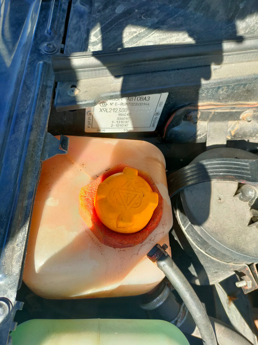 Лопнуший расширительный бачок на Шевроле Ниве