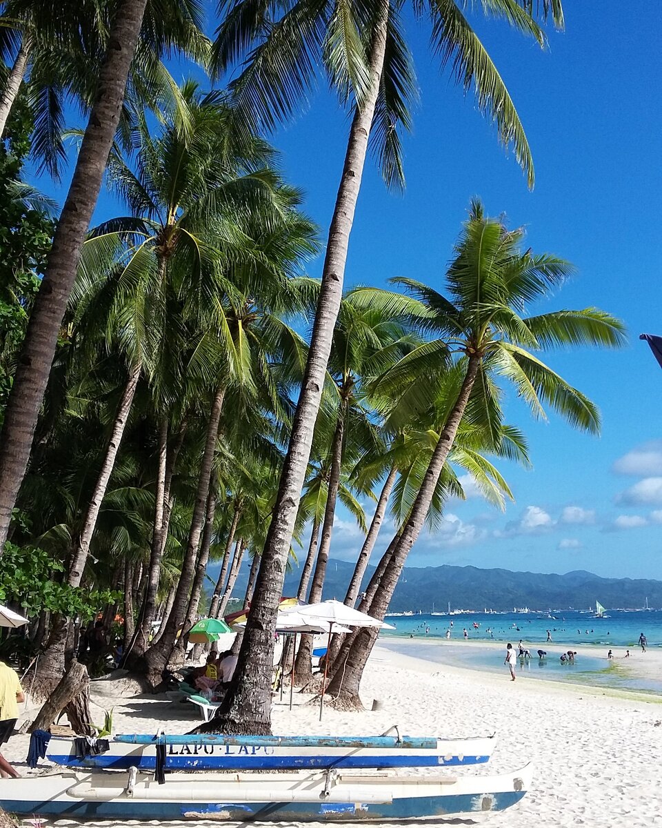 Безусловно, White beach острова Boracay - один из самых лучших пляжей, что я видел в жизни. Длинный и широкий, щедро украшенный кокосовыми пальмами и мелким белым песком. Но... я опять не купался!-1-3