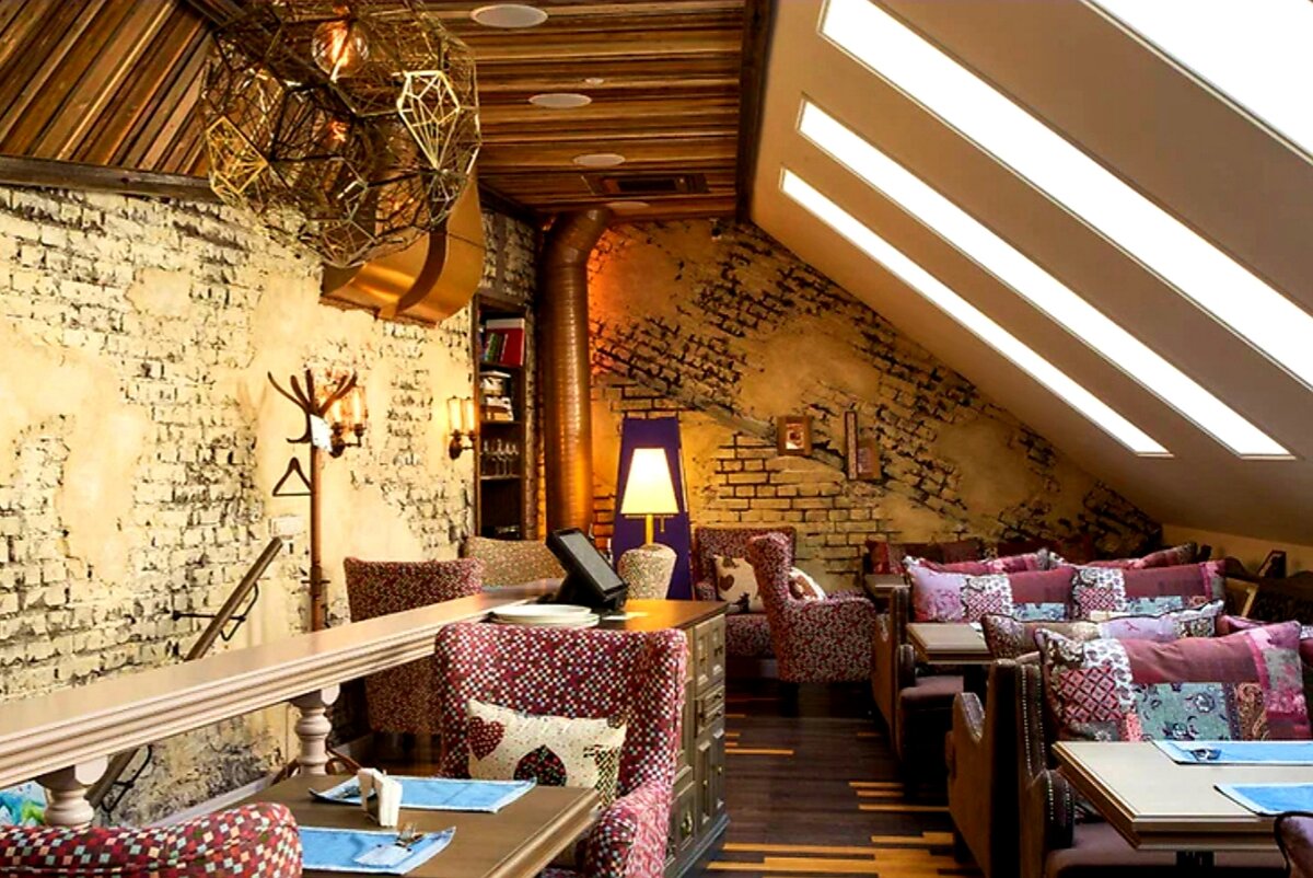 Beer and brut покровка 26. Туалетное пианино. Бир энд брют. Beer and brut веранда. Beer brut на покровке.