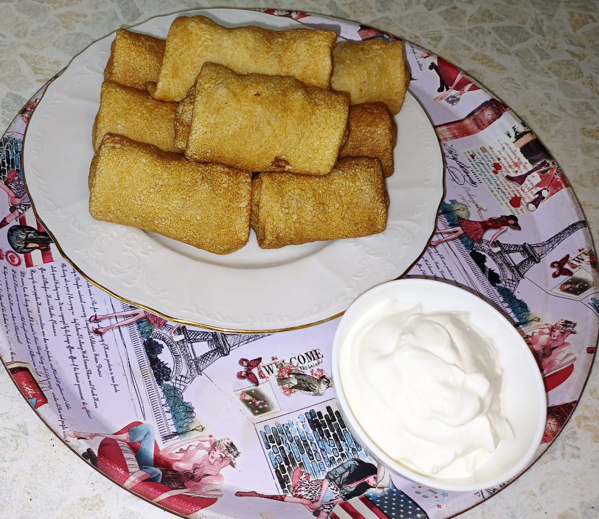 Подаем к столу со сметаной