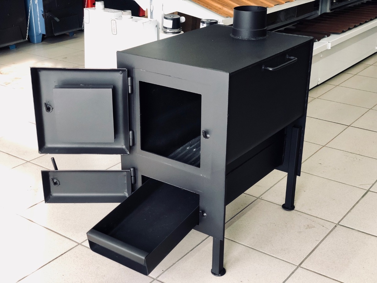 Еще один вариант печь типа "буржуйка". Видна продуманная конструкция и качественное изготовление. Так же здесь для удобства и быстрого удаления золы добавили специальный лоток.