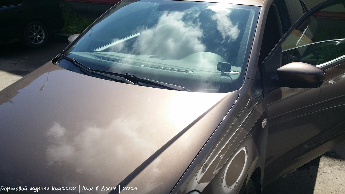 Капот автомобиля покрыт антигравийной плёнкой, все остальные элементы кузова - нет. Автор фотографии kua1102