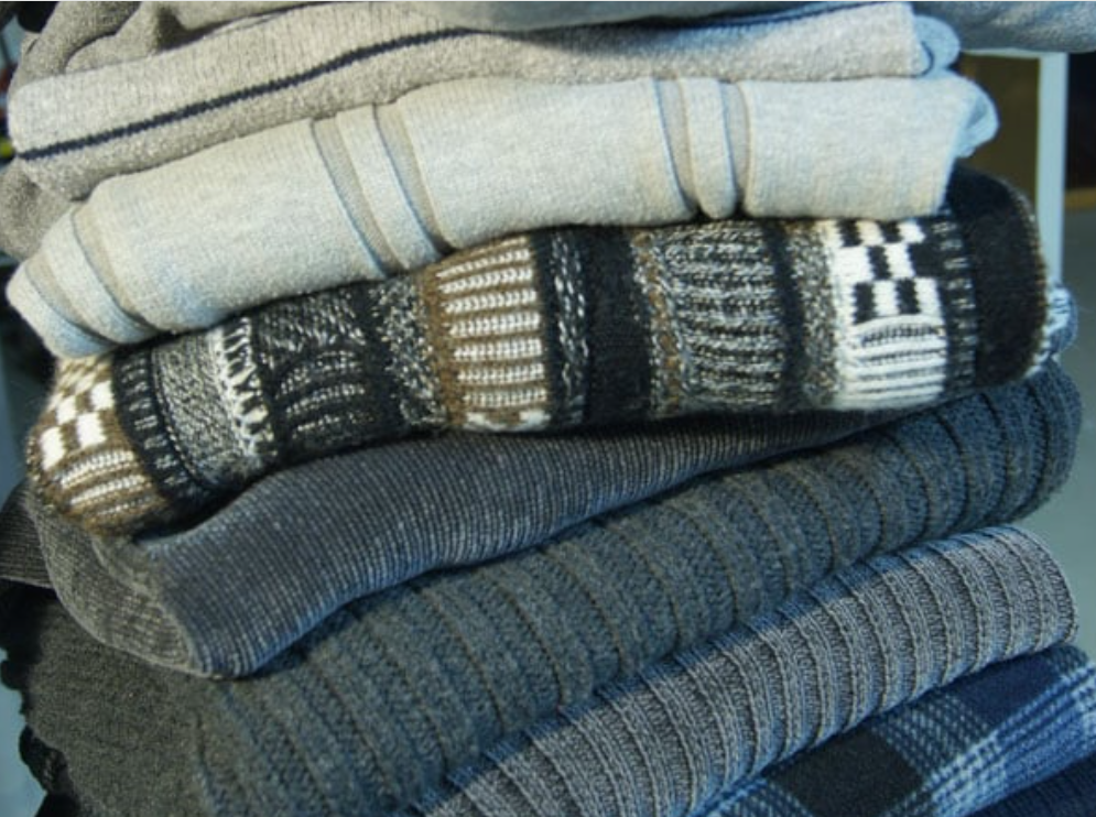 Если много оттенков серого и синего, то не обязательно быть идеально «совпадающими». Настоящее очарование заключается в сочетании текстур и трикотажа.