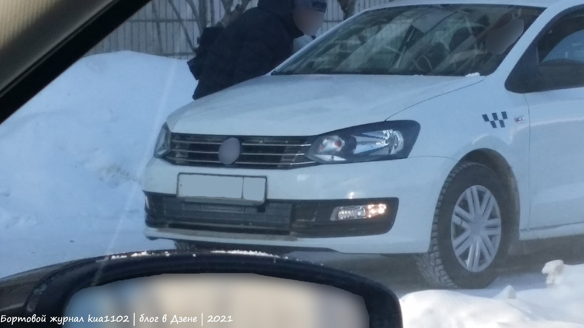 Внешний вид штатной (заводской) заглушки в нижнюю часть решетки радиатора. Выполнена в виде черной пластиковой вставки с вырезом под датчик температуры. Автор фотографии kua1102