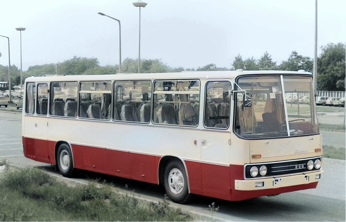 ▲ Ikarus 255.70. Место и время съёмки неизвестны. Компоновка и окраска характерны для поставок в Советский Союз, Автобус новый и на нём ещё отсутствуют некоторые мелкие элементы: например дворники и резиновые буферы на бампере, а возможно и прожектор. Колоризация фото: Игорь Кучинский