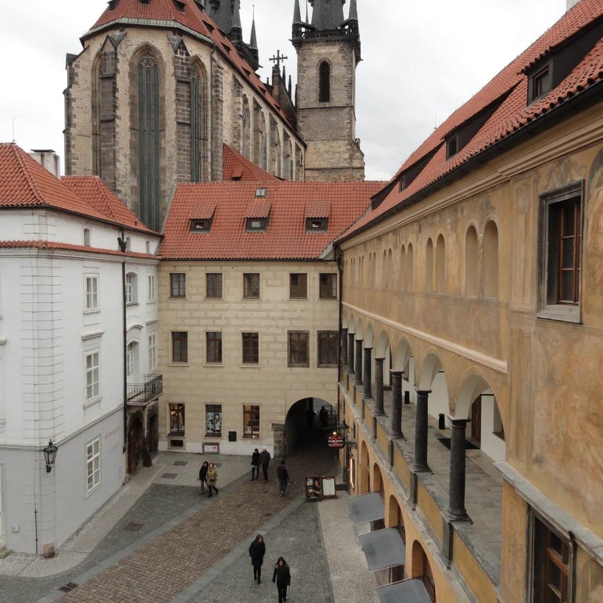 На заднем плане - костел Девы Марии пред Тыном