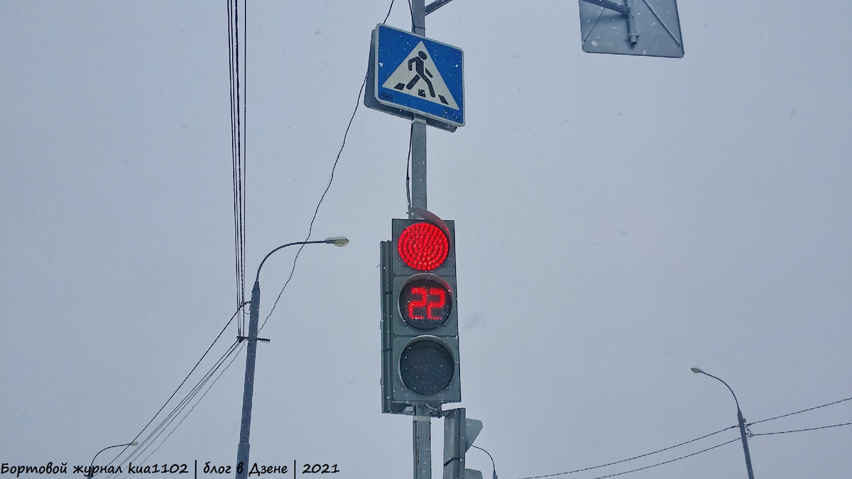 Повторный проезд на запрещающий сигнал светофора, зафиксированный сотрудниками ГИБДД, может привести к лишению прав. Автор фотографии kua1102