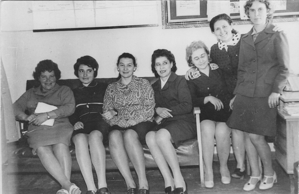 Моя любимая Тамара Константиновна на фото четвёртая слева и справа.) Фото из архива